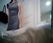 Девушка писает в туалете ресторана